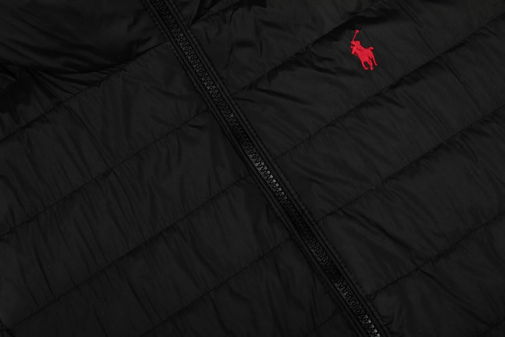 P360 top quality" Style number: 9001# [Ralph Lauren winter basic classic solid color embroidered goddess down vest] ✅Ralph Lauren American retro college style winter basic goddess style down vest ✅90% high-quality white duck down Filling 150g ✅Anti-running velvet treatment on the inside Detailed workmanship in place ✅Pair it with a sweater or sweater jacket of the same color OOTD is amazing~ ✅Tips: Hemp flowers/small twists of the same color Knitted sweaters are also available and can be matched with suits~ ✅Goddess version, the maximum size can be worn up to 160 pounds, loose and comfortable, no pressure ✅Milk white is a hot color, a must-have item for the goddess wardrobe in winter! Size: S-XL Color: Milk White Black Navy